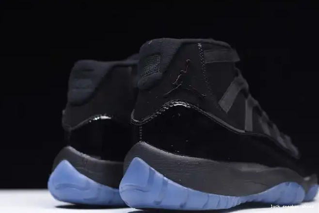 Rep LUCY 11 and Gown Cap Air 378037-005 black Jordan 0416